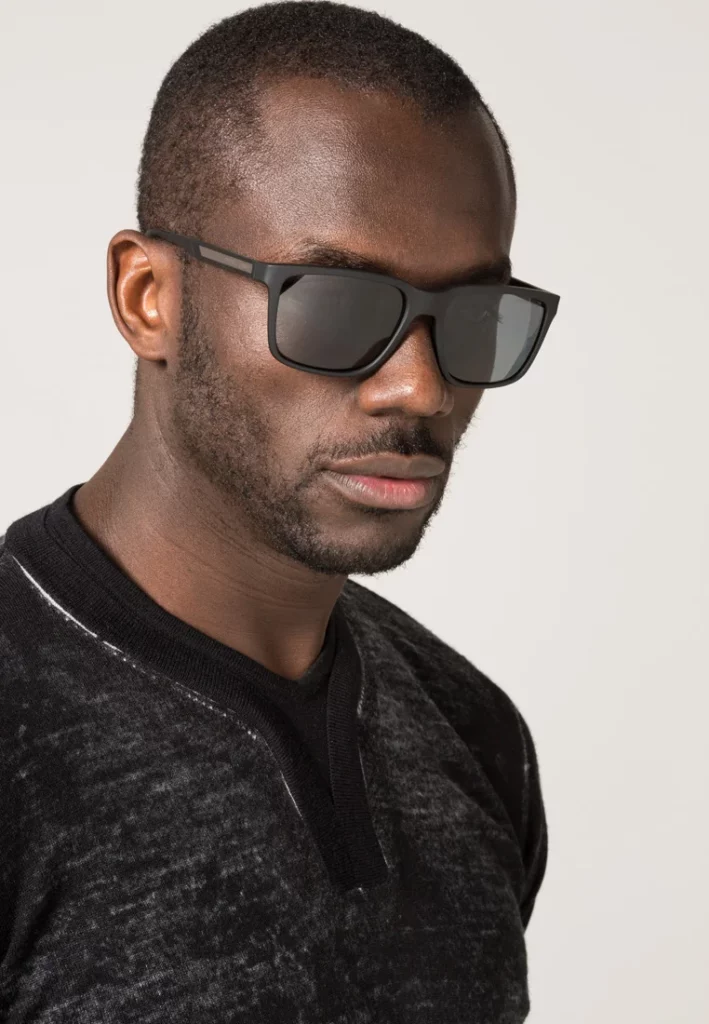 homme portant des lunettes Armani