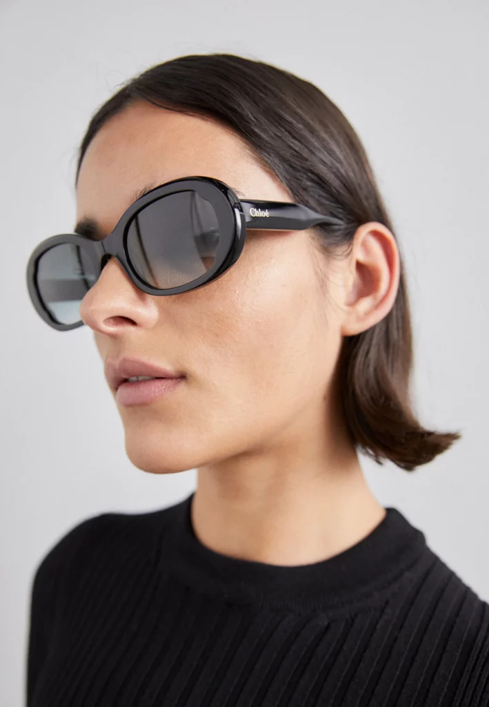 femme portant des lunettes Chloé