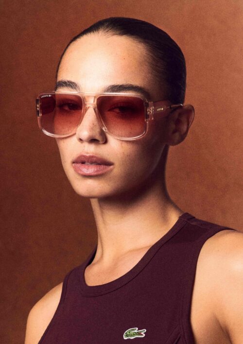 femme portant des lunettes Lacoste