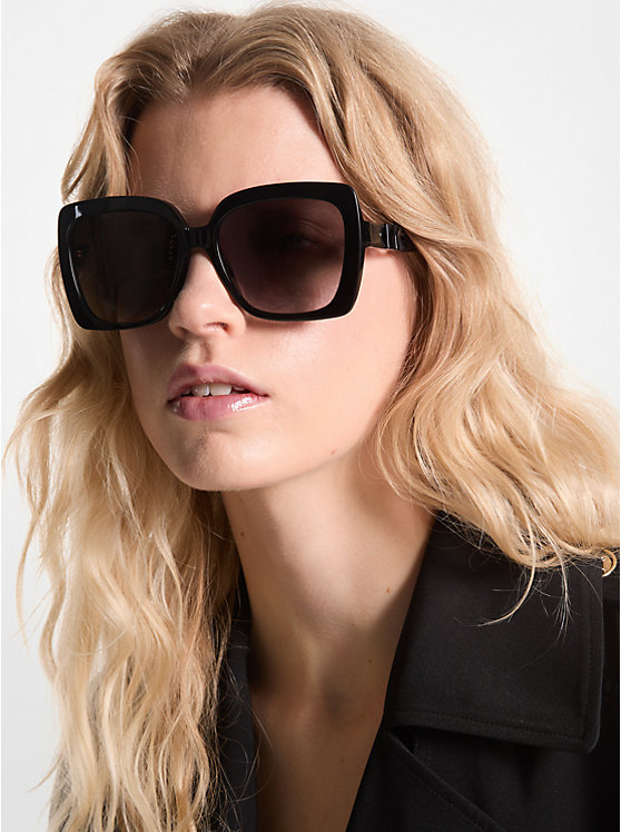 femme portant des lunettes Michael Kors