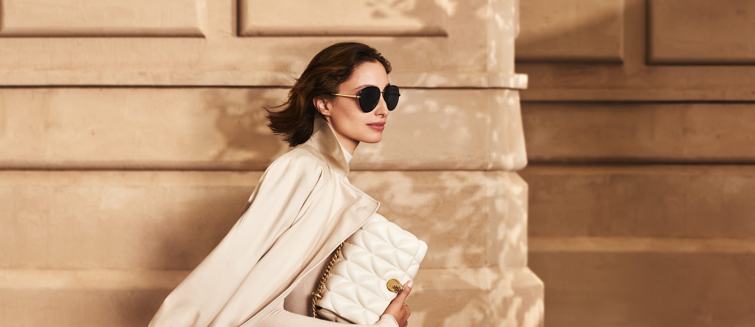 femme avec des lunettes de soleil Bvlgari marchant vers Optique du Vieux Marché à Orléans
