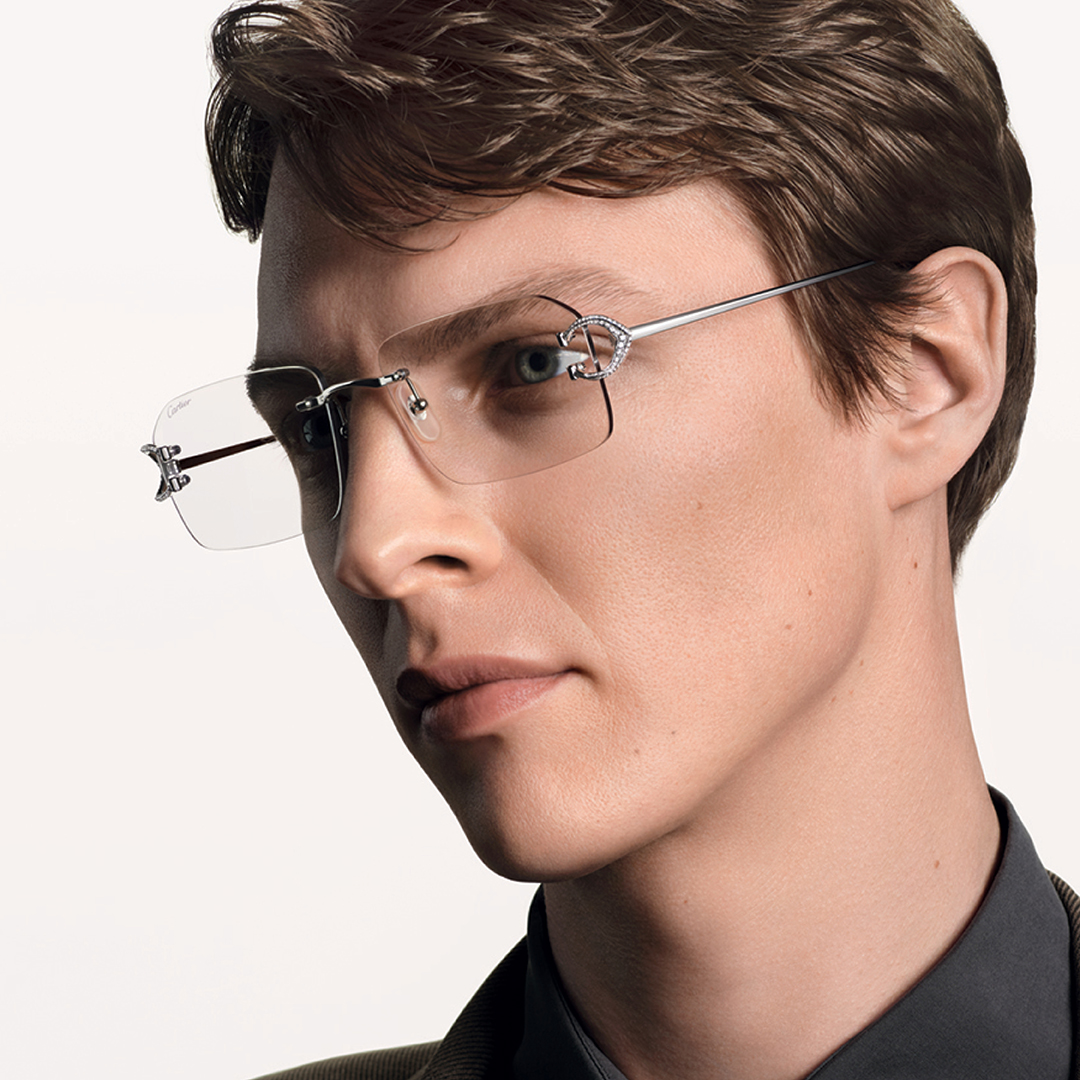 homme portant des lunettes Cartier