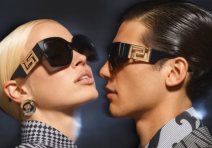 couple homme et femme portant des lunettes Versace