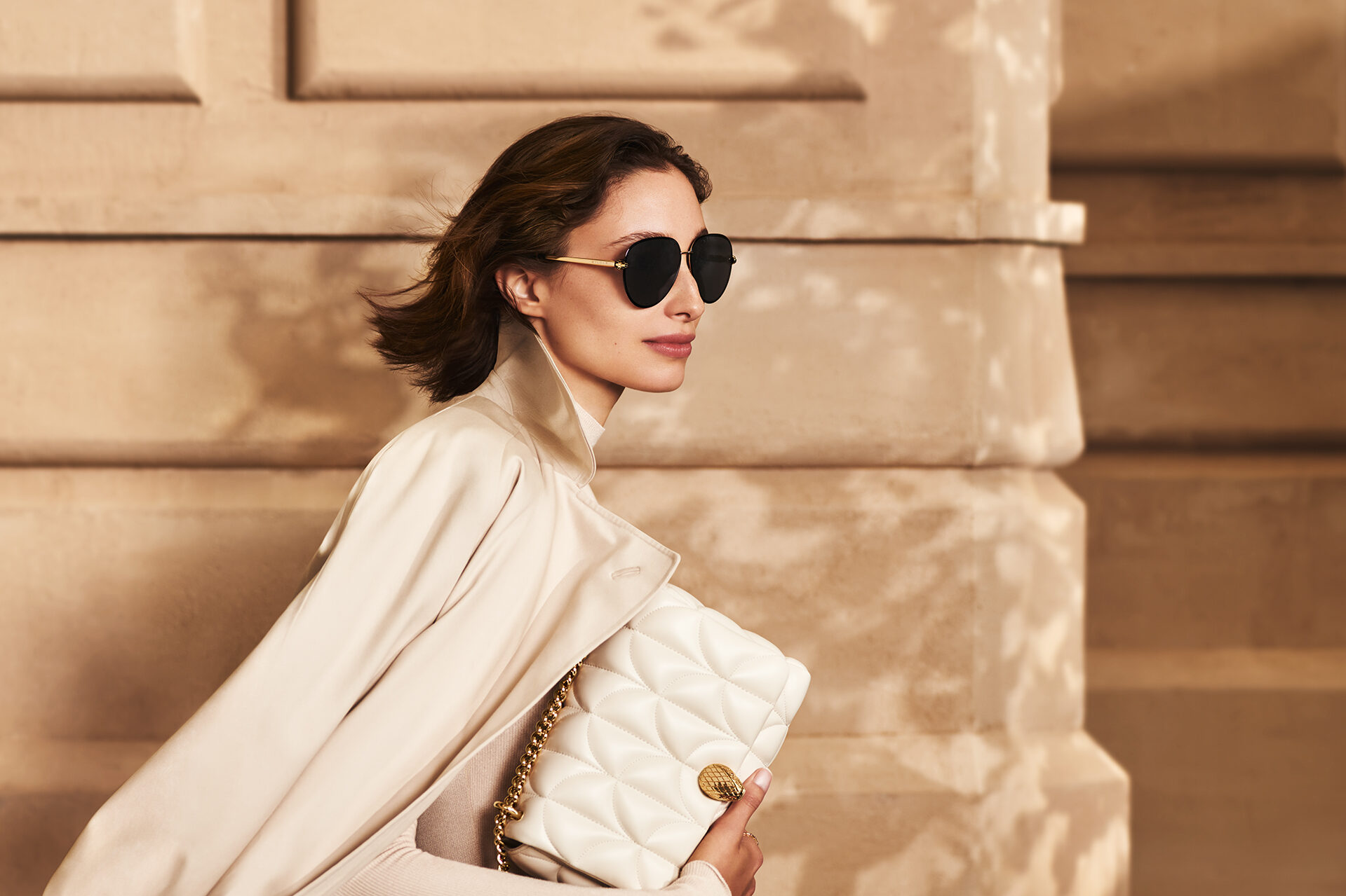 femme portant des lunettes de soleil Bulgari