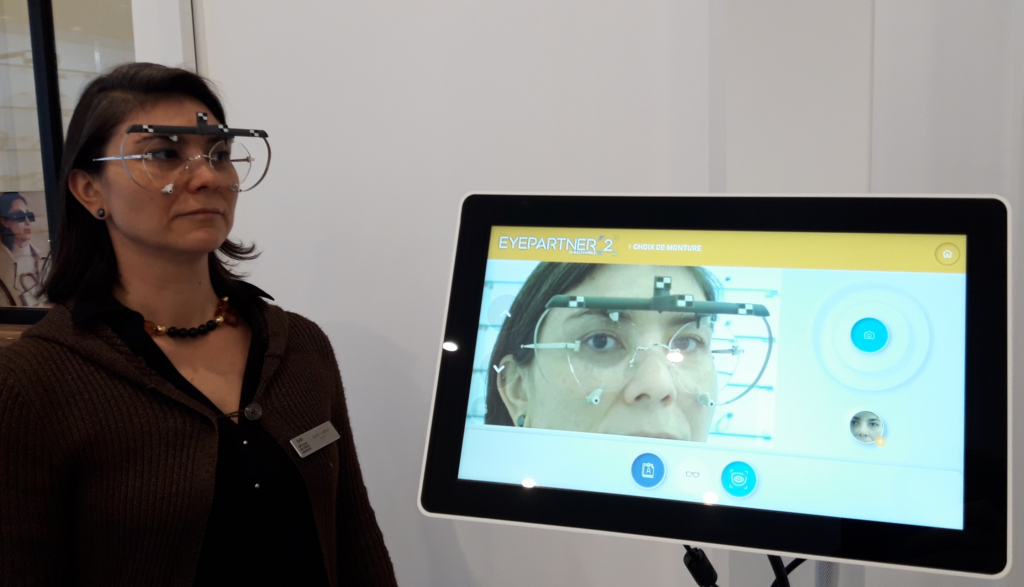 Une dame de profil lors d'une prise de mesure optique avec une colonne Eyepartner2