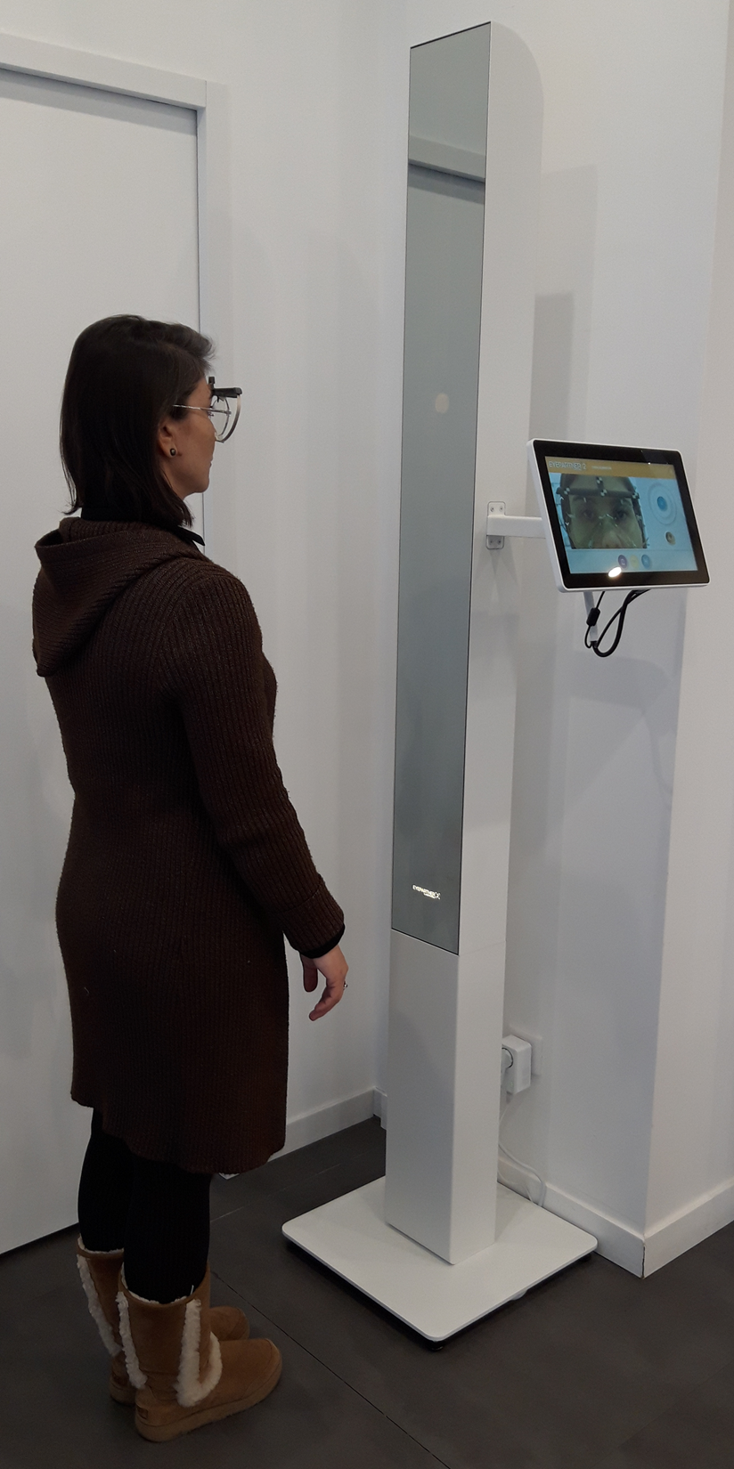 Une dame lors d'une prise de mesure optique avec une colonne Eyepartner2