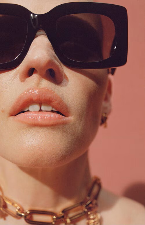 femme portant des lunettes Versace