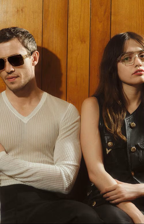 un couple homme femme portant des lunettes Versace