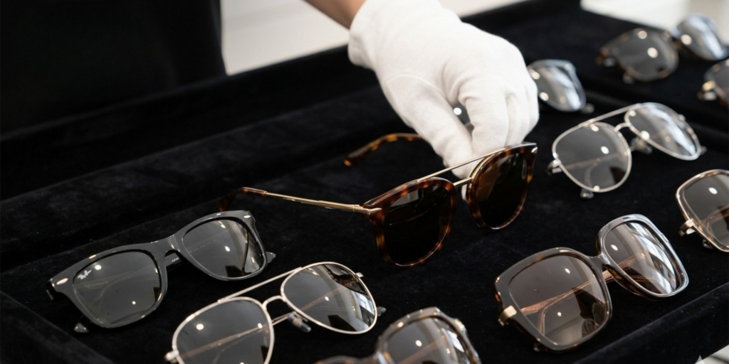 Présentation d'une collection de lunette de soleil - Optique du vieux marché