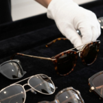 Présentation d'une collection de lunette de soleil - Optique du vieux marché