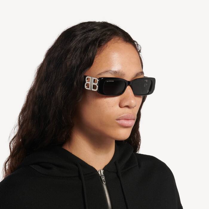 Femme qui porte des lunettes de soleil balenciaga