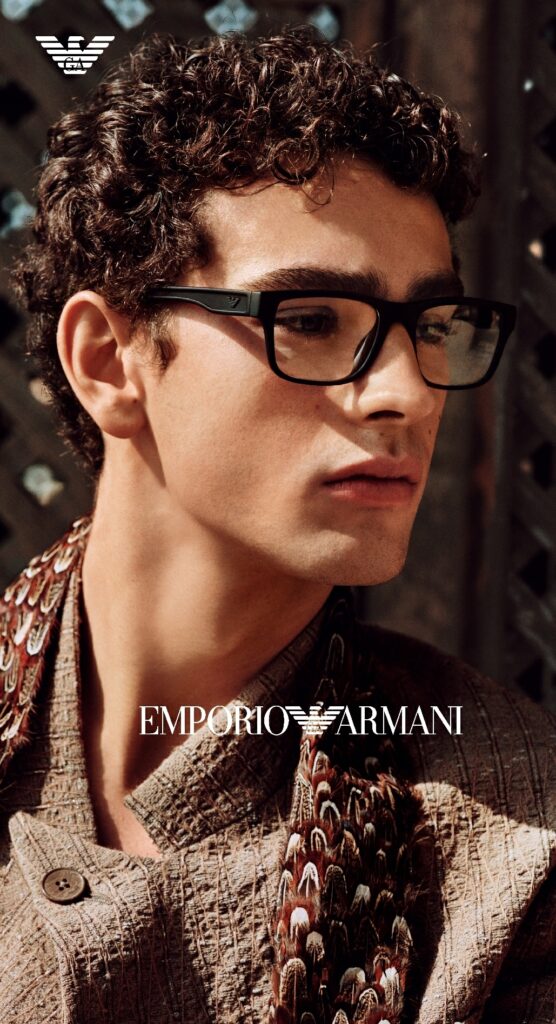 homme blanc portant des lunettes de vue Emporio Armani