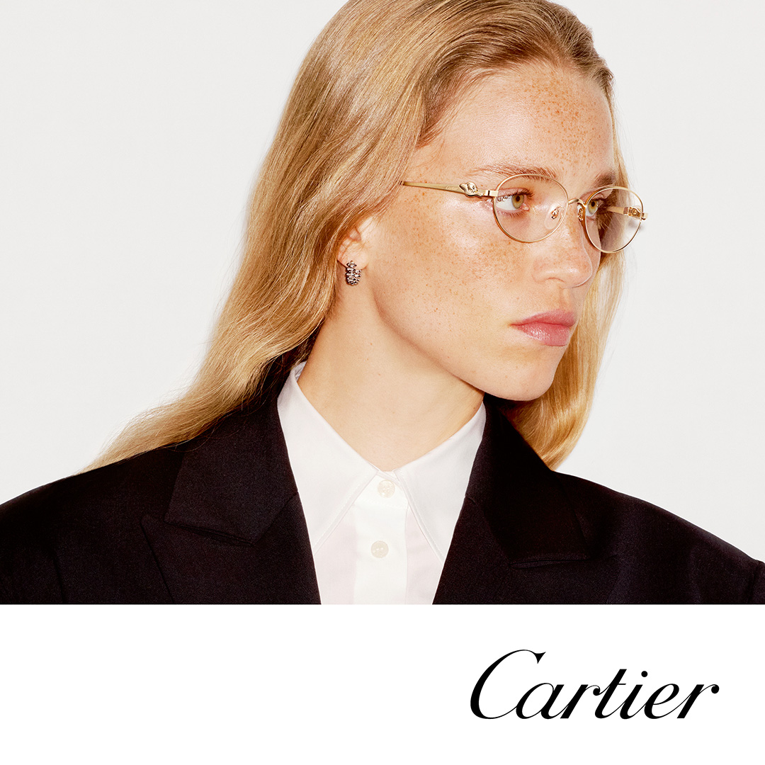 femme blonde portant des lunettes de vue Cartier