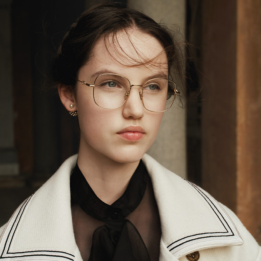 femme blanche portant des lunettes de vue Dior