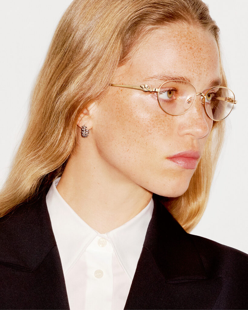 femme blanche portant des lunettes de vue Cartier, Optique du Vieux Marché à Orléans
